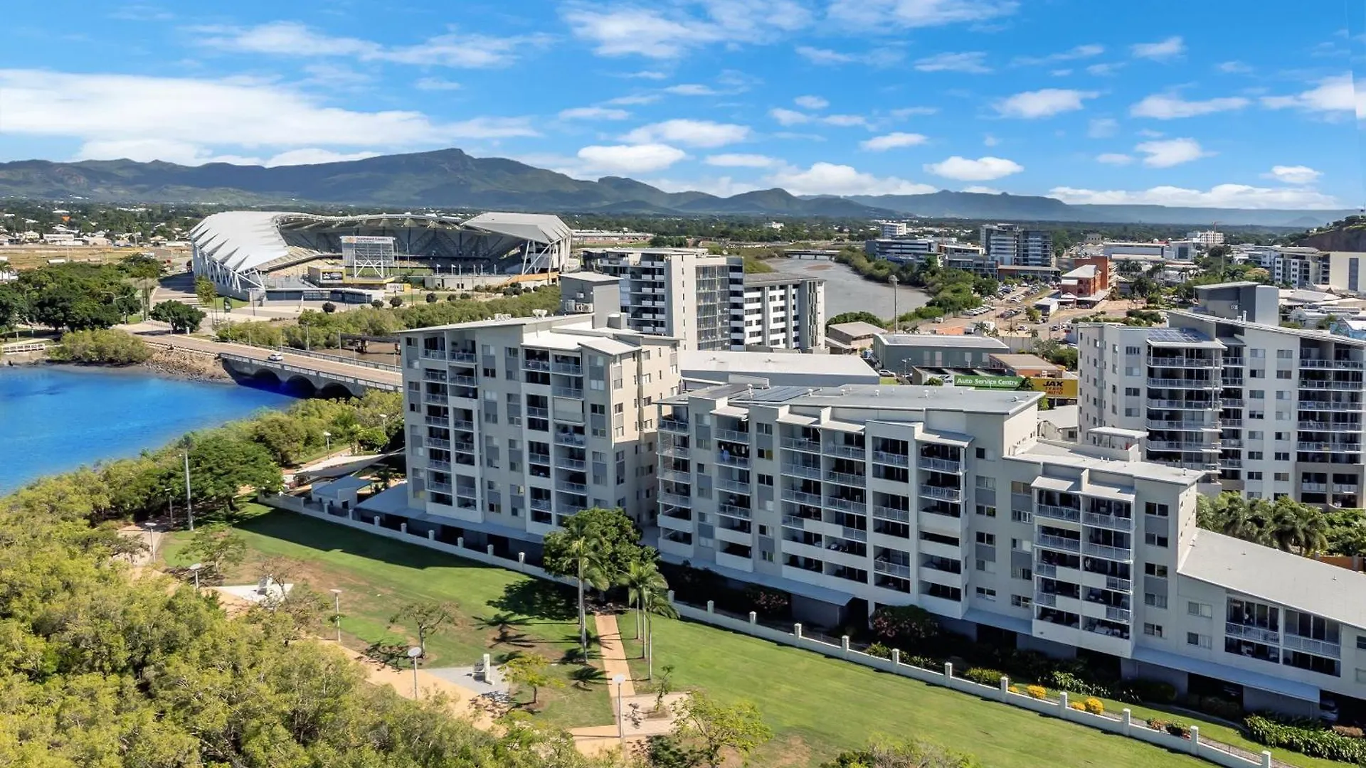 City Stadium Apartment On The Riverfront Townsville Australia